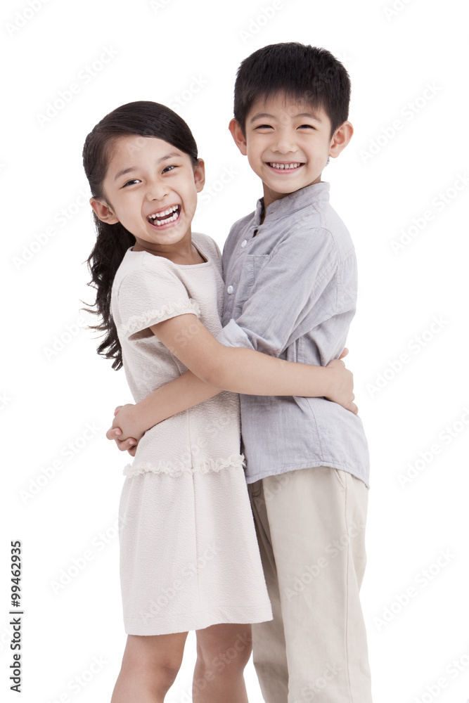 快乐的小女孩和男孩拥抱