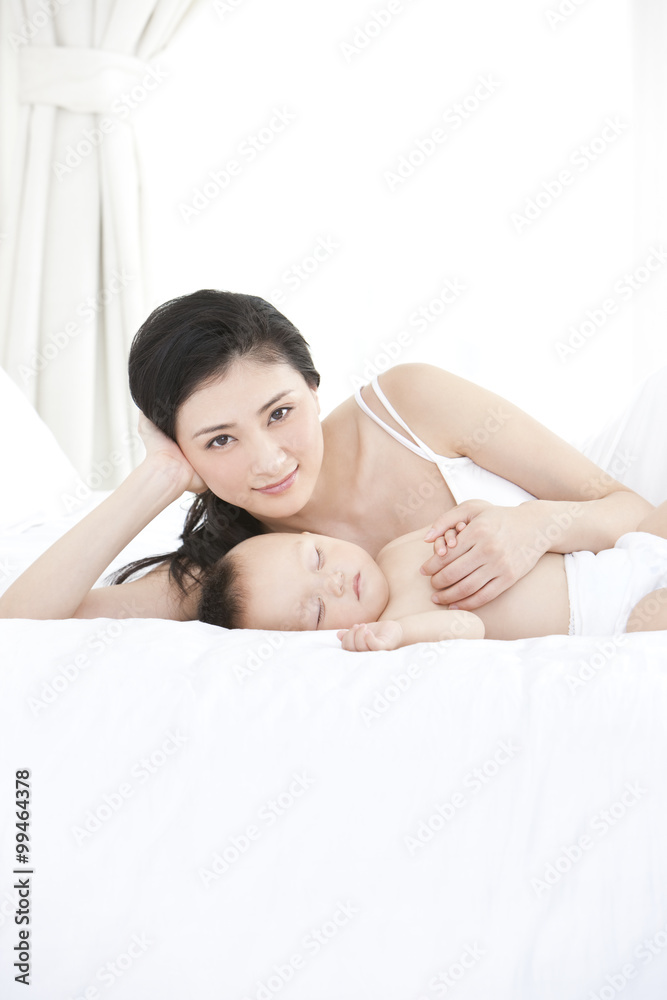 温柔的母亲与熟睡的婴儿
