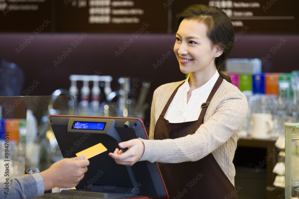 顾客在咖啡店用信用卡付款