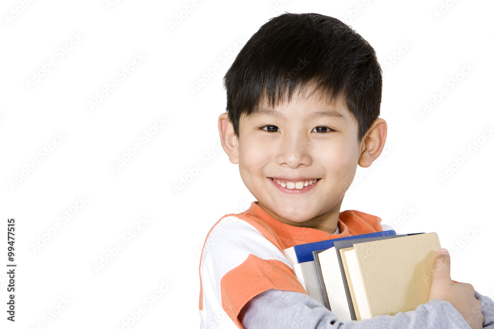 快乐的小男孩背着一摞书