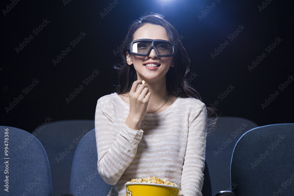 年轻女子在电影院看3D电影