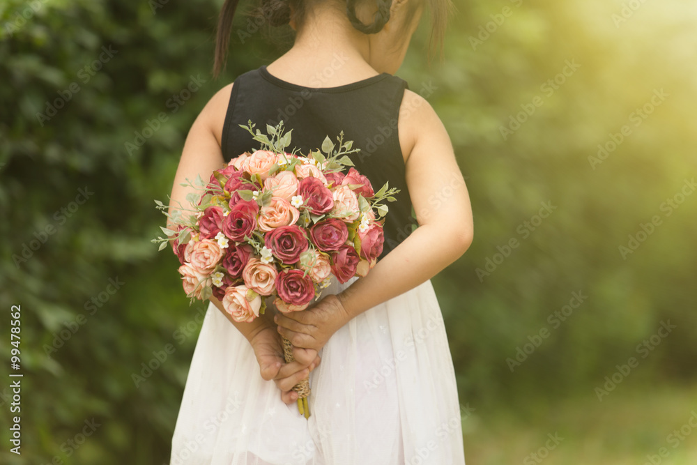 在爱情的季节，少女背着一束鲜花感到幸福/瓦伦丁