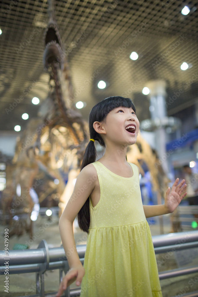 自然历史博物馆里的小女孩