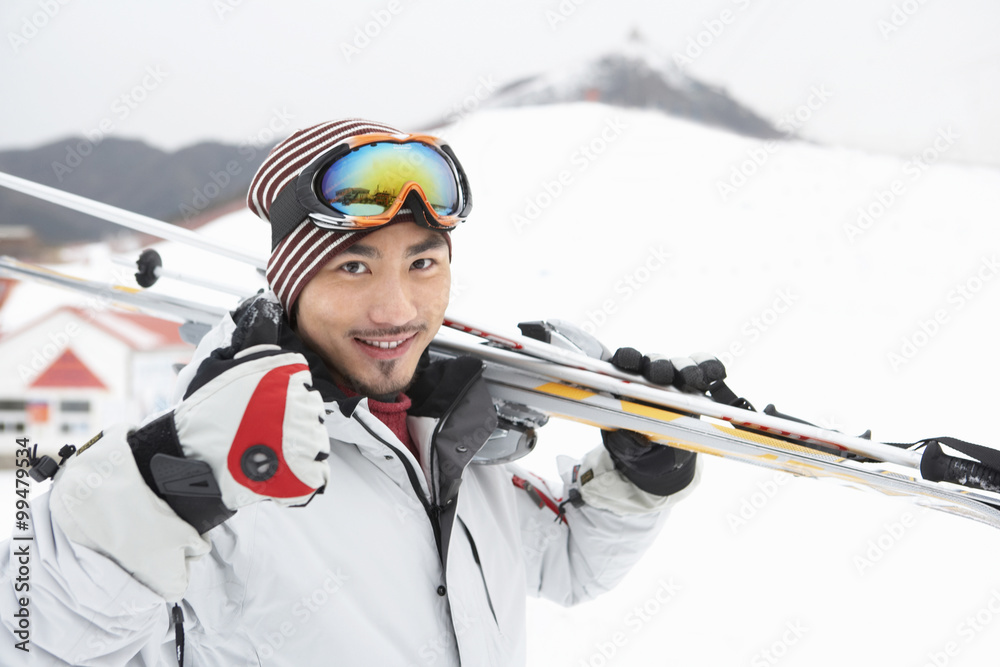 男子滑雪，竖起大拇指