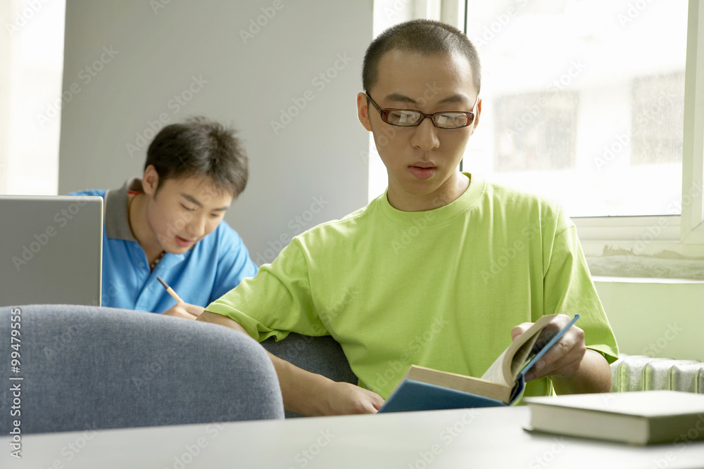 学生坐着看书