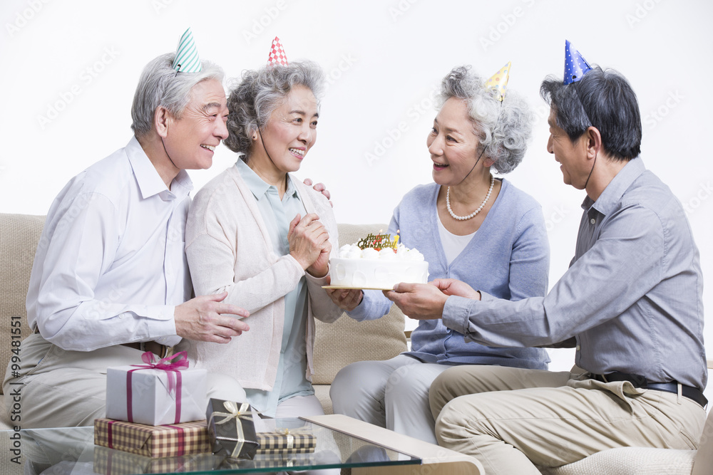 老年人举办生日派对