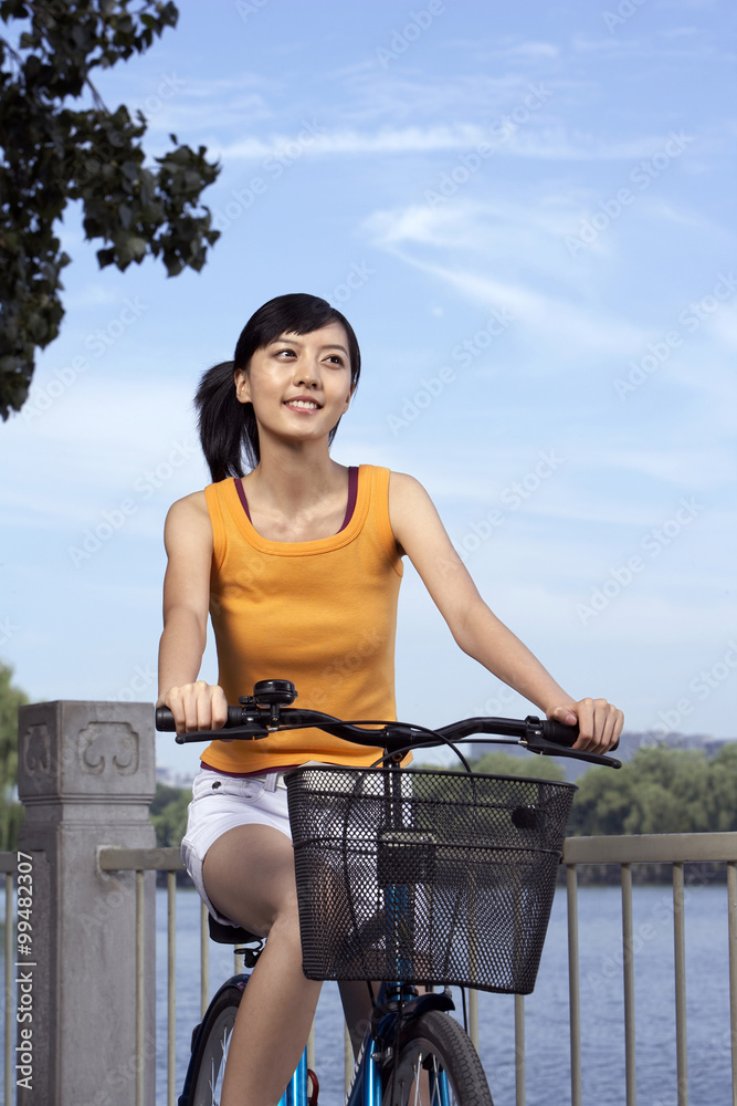 一个年轻女人骑自行车