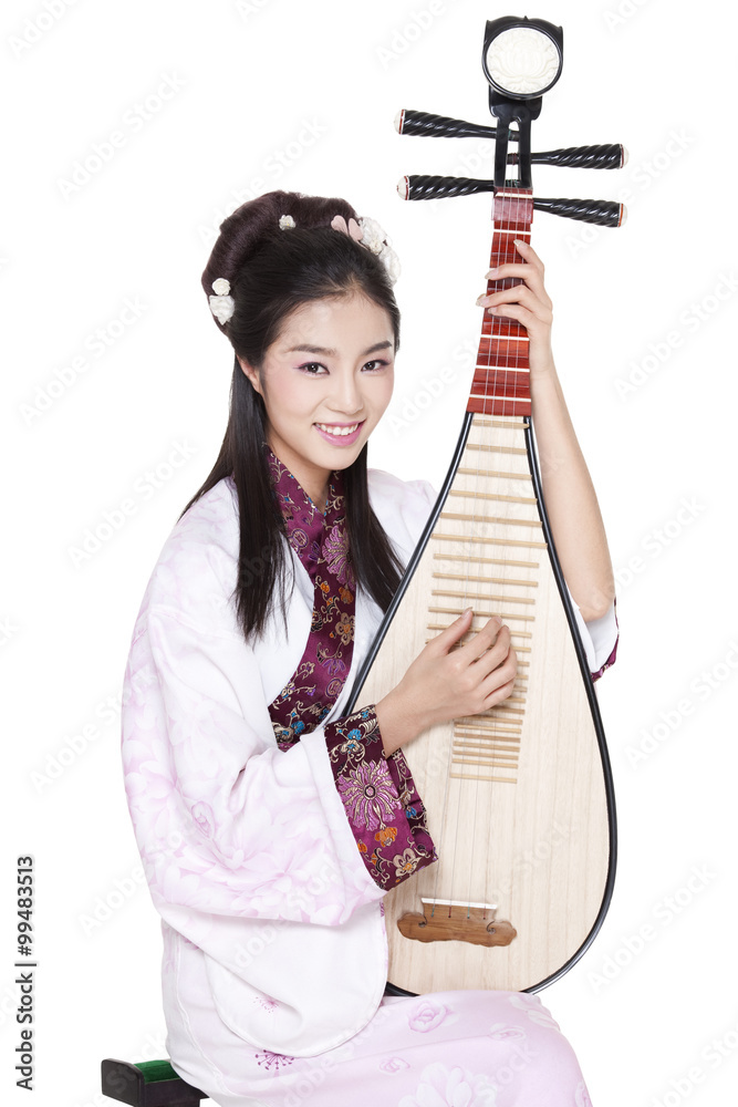 身着中国传统服装的年轻女子弹奏中国琵琶
