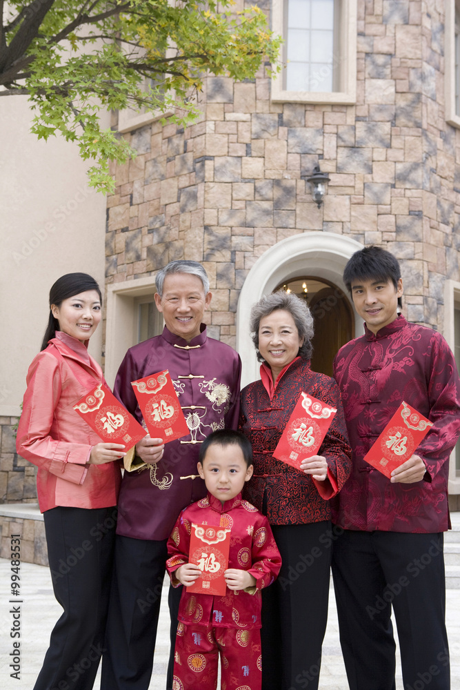 三代同堂拿着中国新年红包