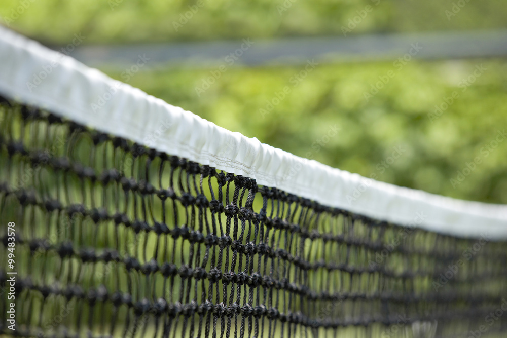 一个年轻女子在后面打网球