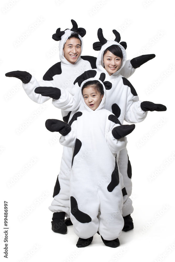 一家人穿着奶牛服装四处玩耍