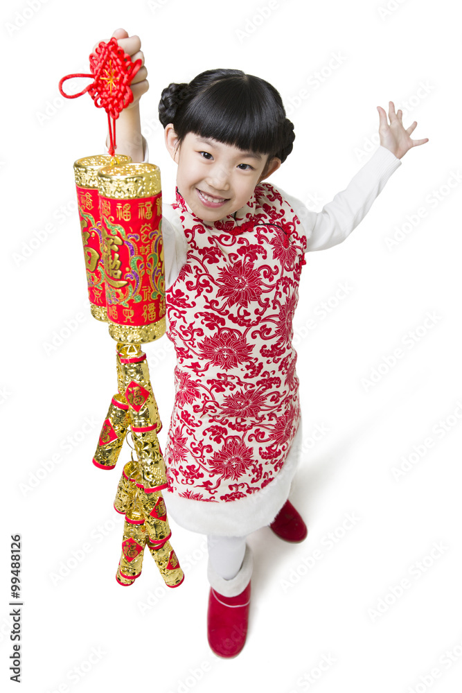 快乐女孩用花瓣庆祝中国新年