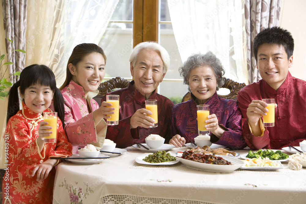一家人吃中国年夜饭