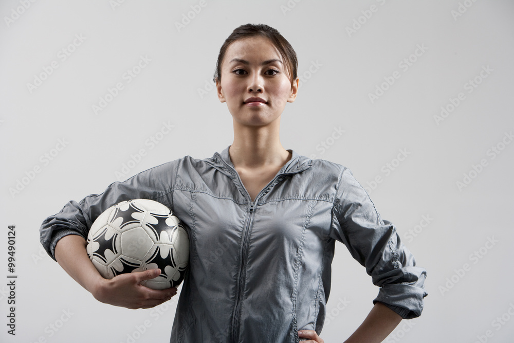 坚定的女人拿着足球