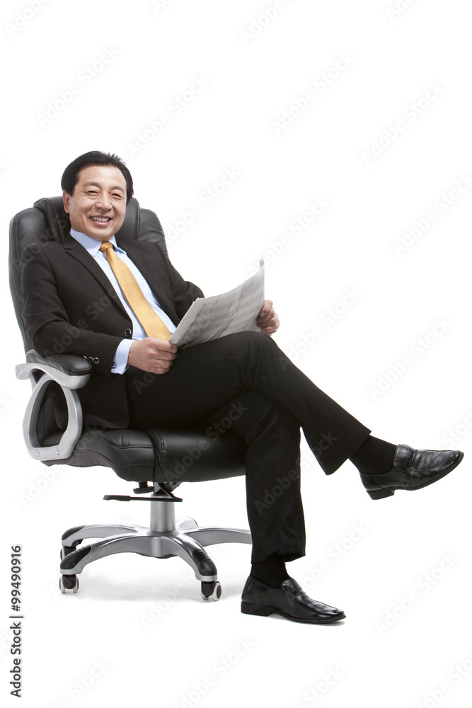 坐在董事会椅子上的资深商人