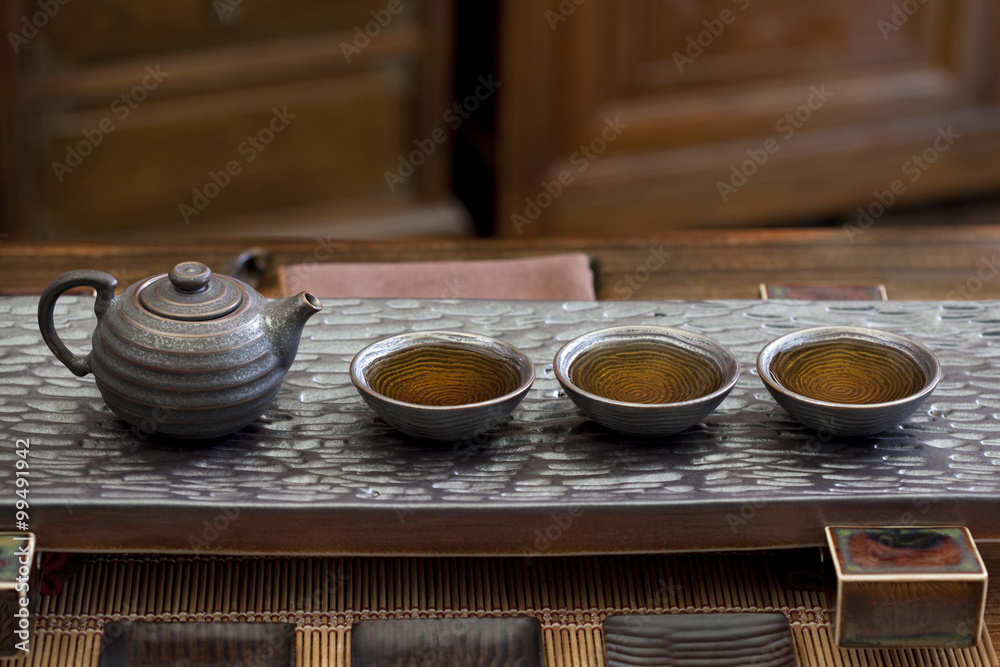 中国茶壶和茶杯排成一排