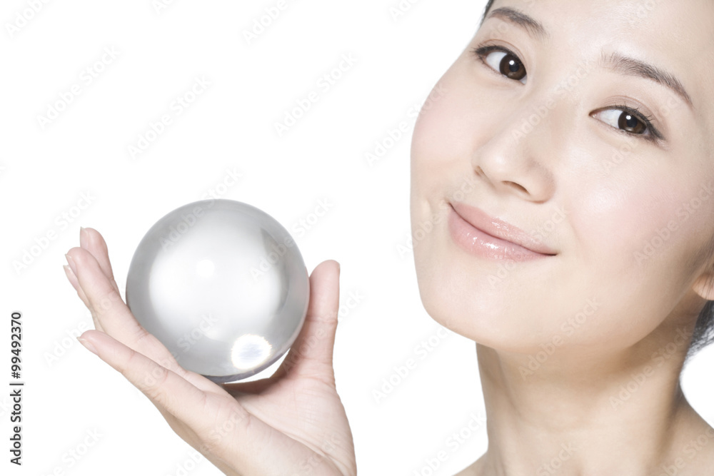 一个年轻女子拿着水晶球的美丽镜头