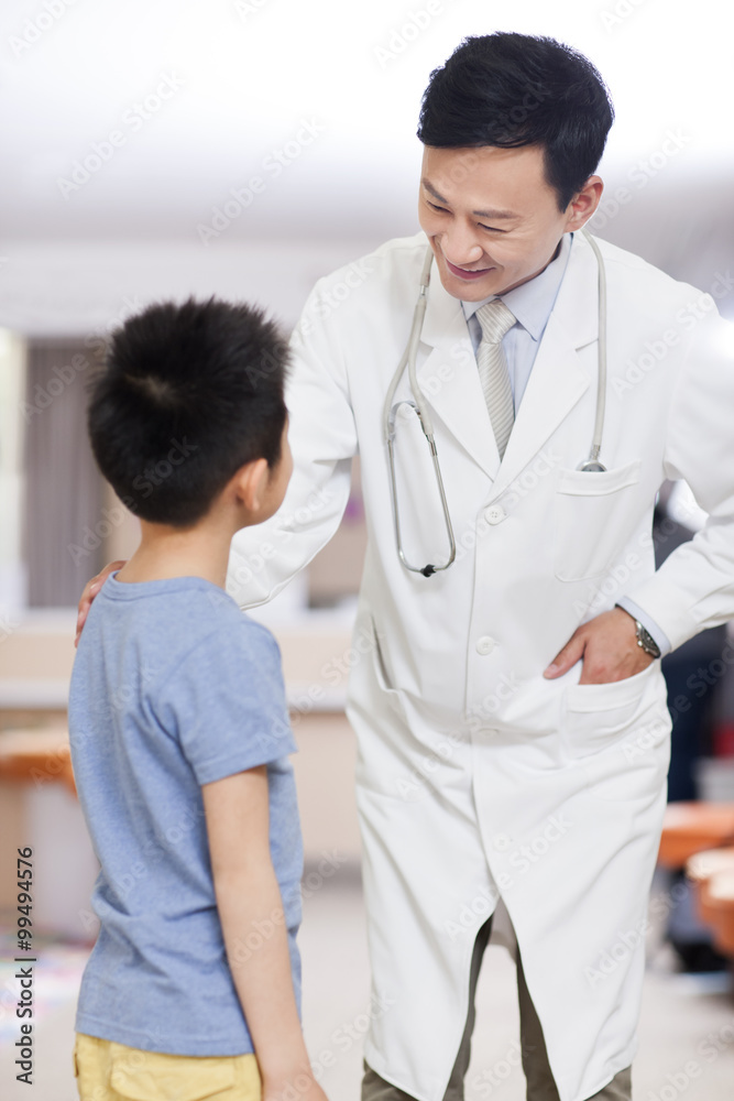 医生在医院与小男孩交谈