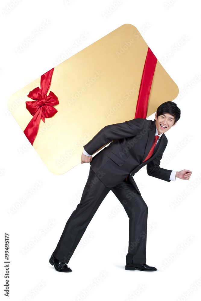兴奋的商人背着一张超大包装的卡片