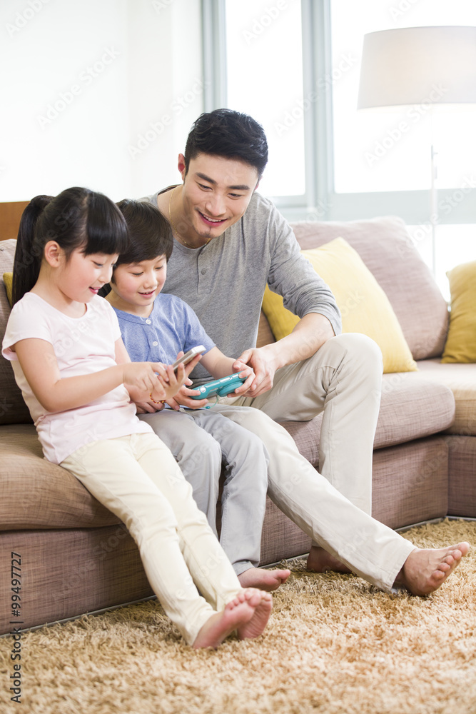 父亲和孩子玩电子游戏