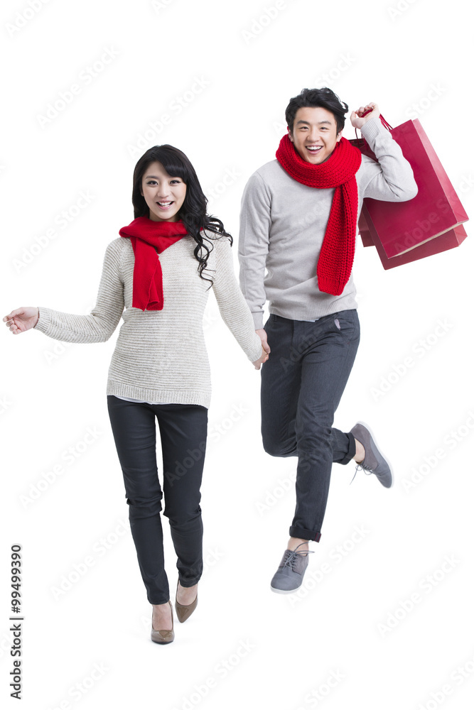 年轻夫妇在新年购物