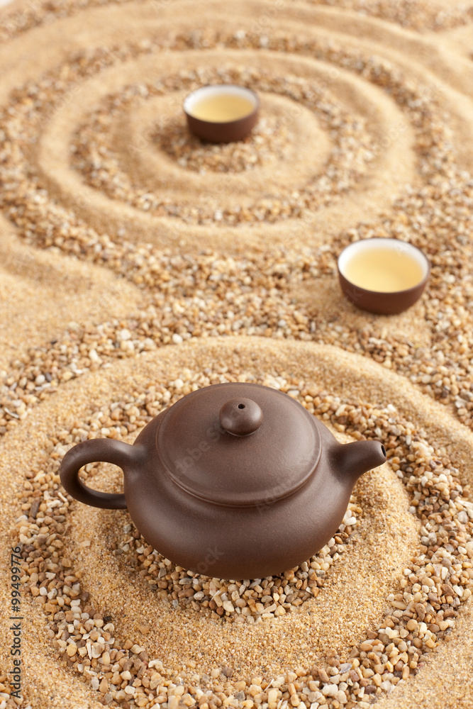 茶具在沙子里
