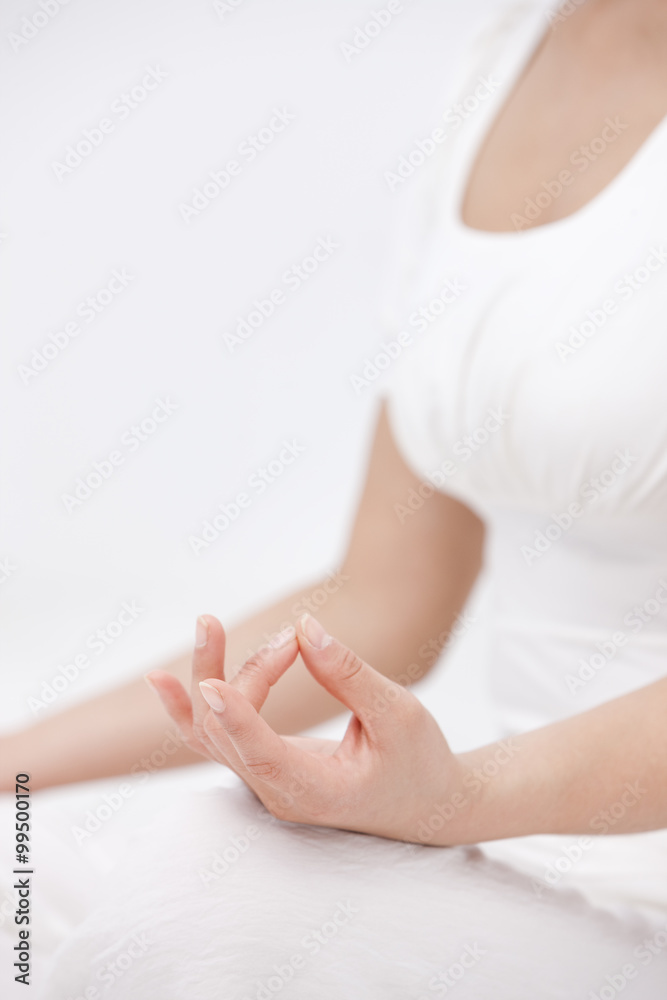 年轻女子坐着冥想的手
