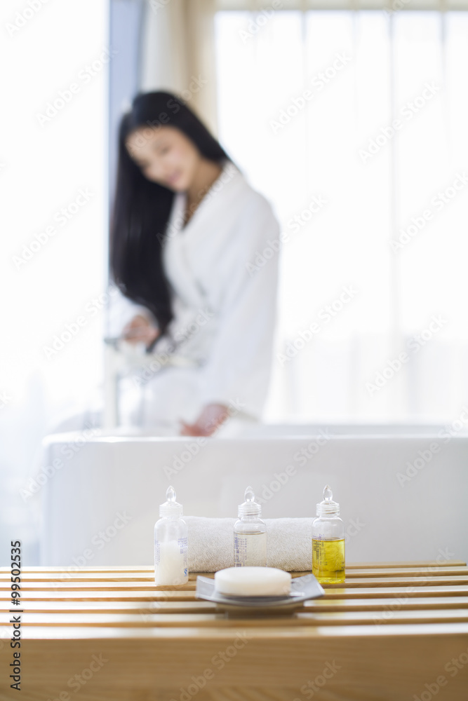 年轻女性填充浴缸