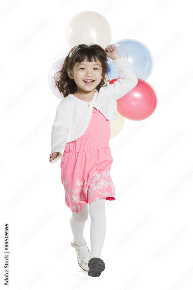 带着气球奔跑的可爱小女孩