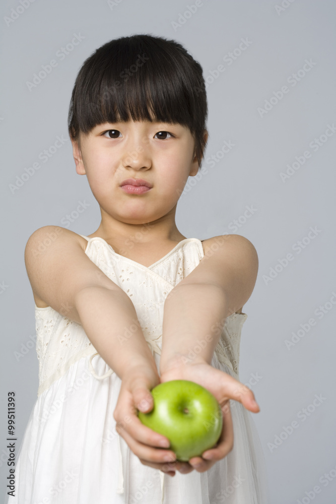 拿着苹果的不开心女孩
