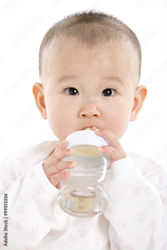 带奶瓶的婴儿