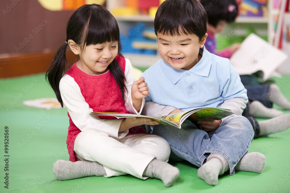 可爱的小女孩和小男孩在读书