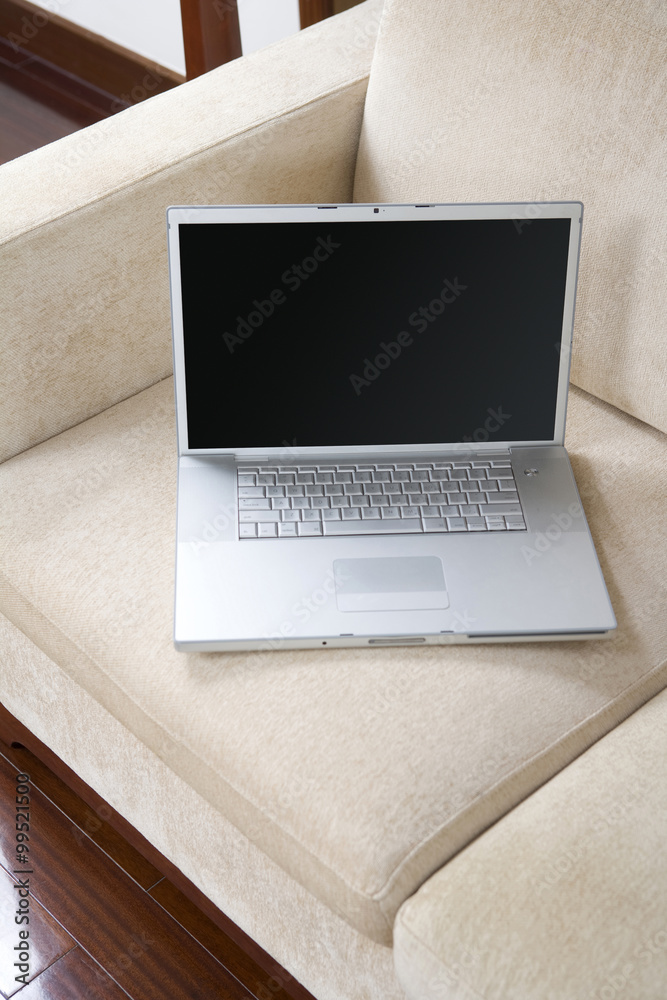 沙发上的Macbook笔记本电脑