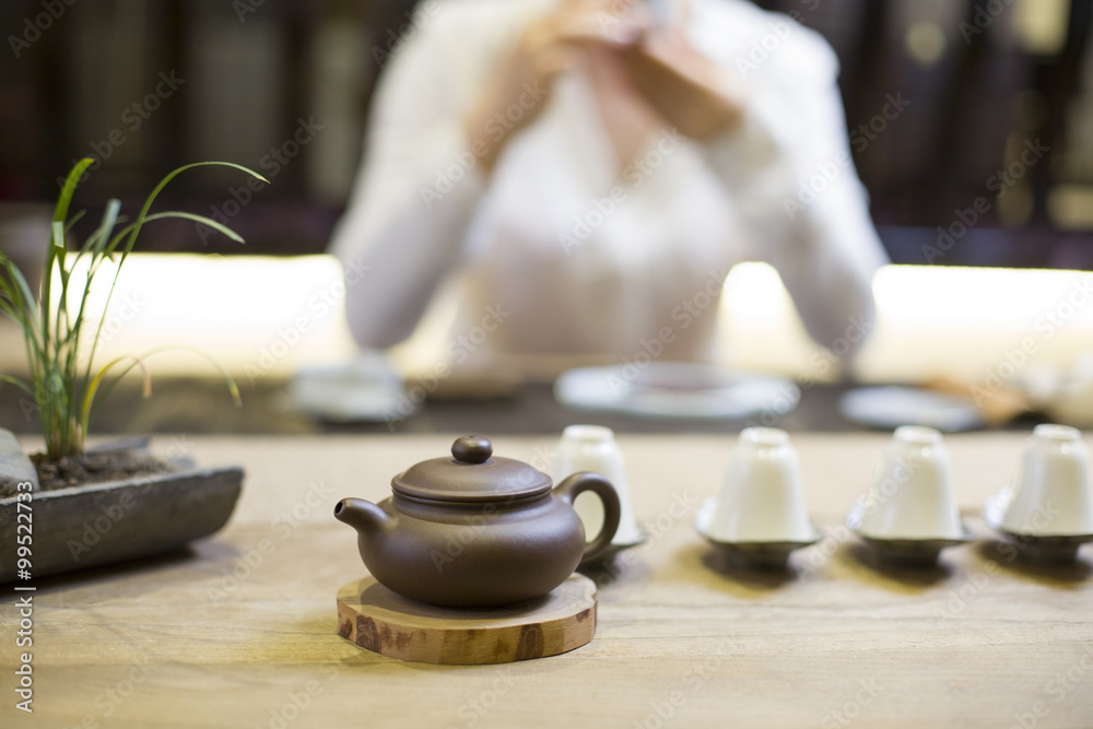 中年妇女表演茶道