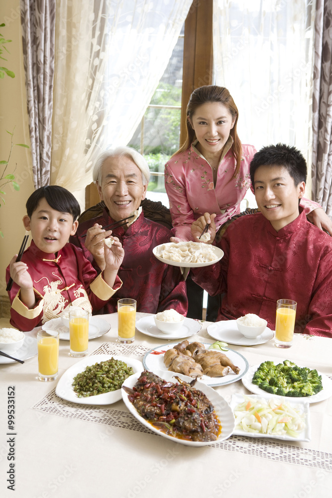 家人吃中国年夜饭
