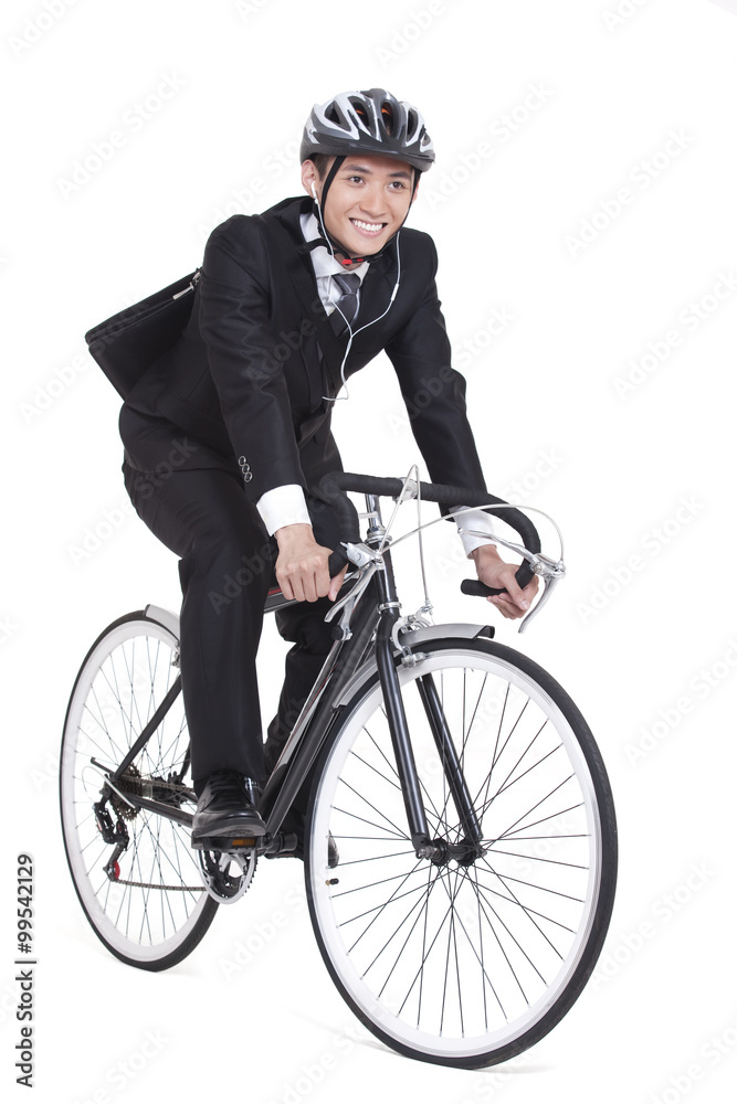 快乐的年轻商人骑自行车