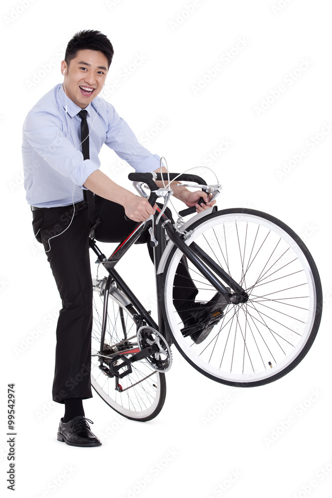 骑自行车的酷年轻商人