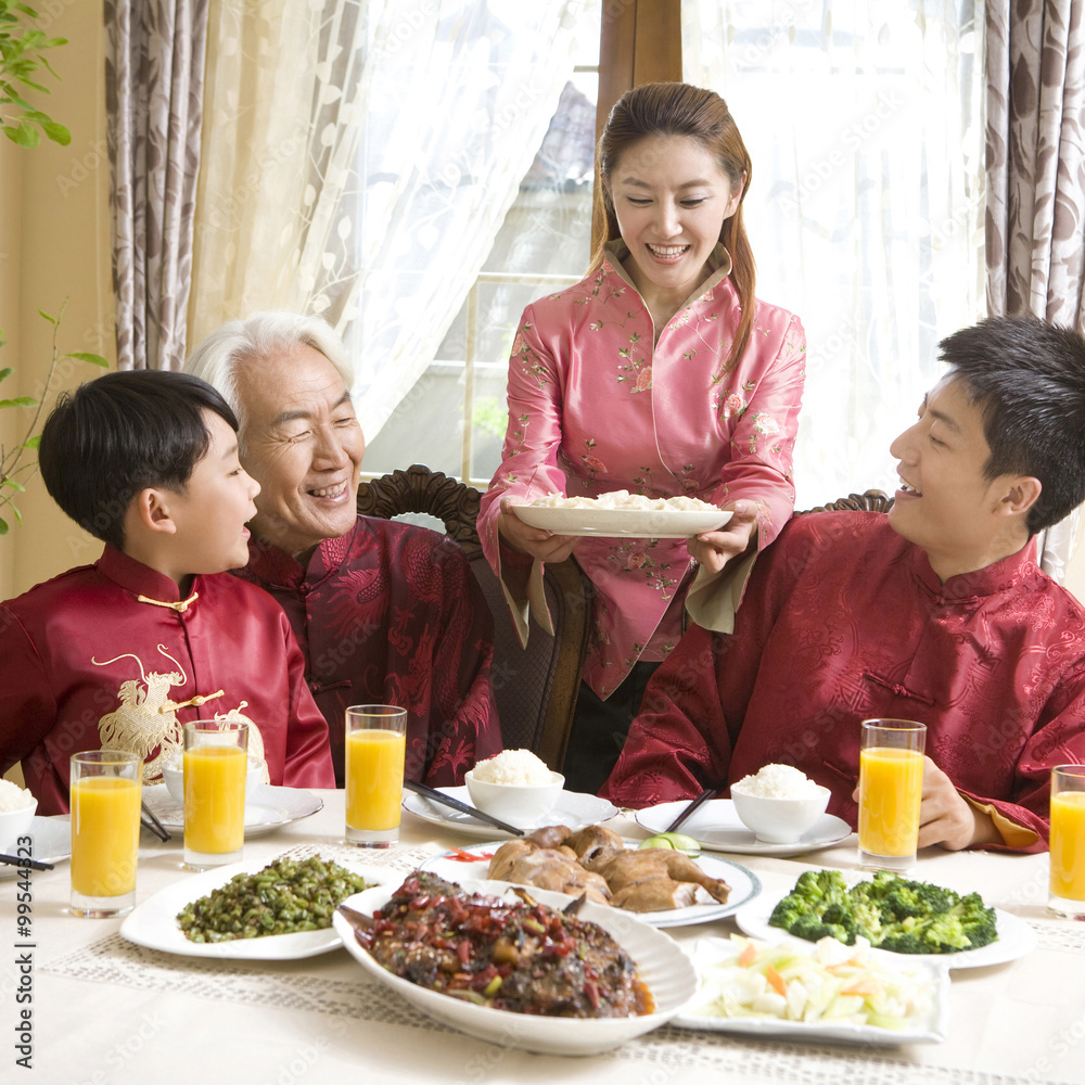 家人吃中国年夜饭
