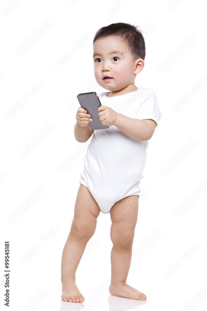 带智能手机的可爱男婴