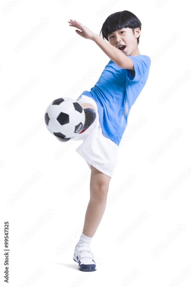 踢足球的快乐男孩