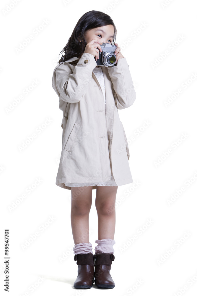 可爱的小女孩用相机拍照