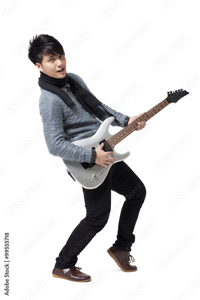 时髦的年轻人弹吉他