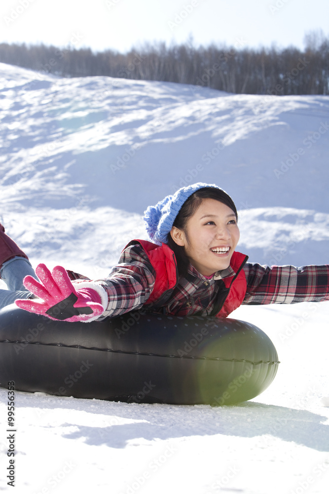 快乐的年轻女人在滑雪场玩得很开心