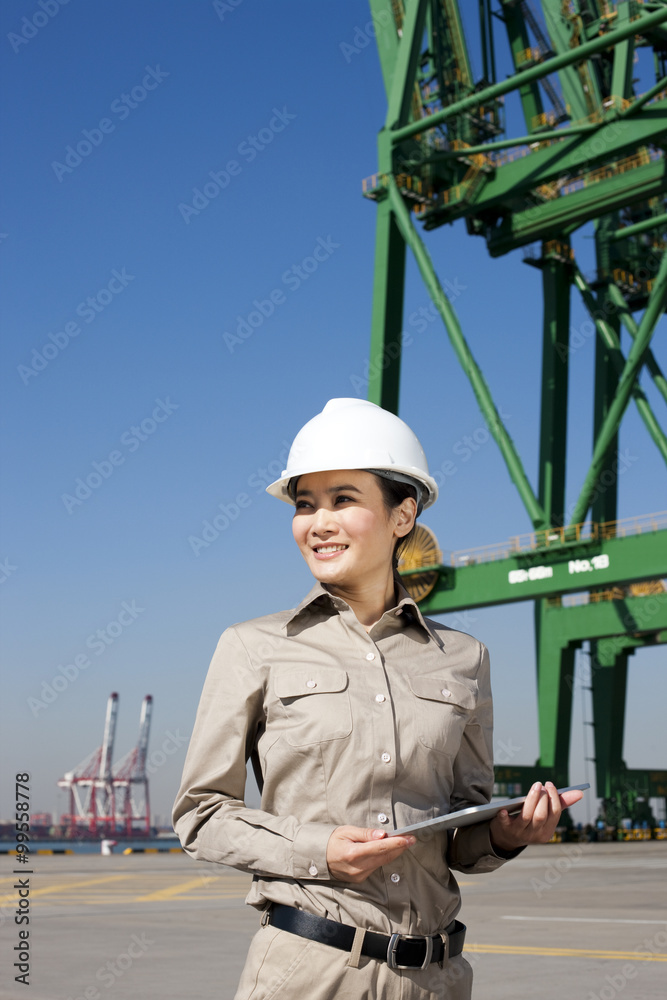 带剪贴板的女性航运业工人
