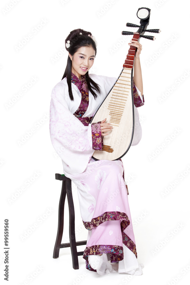身穿中国传统服饰的年轻女子弹拨中国琵琶