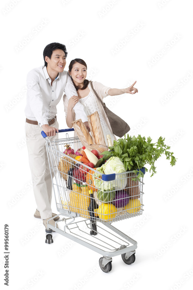 年轻夫妇去杂货店购物