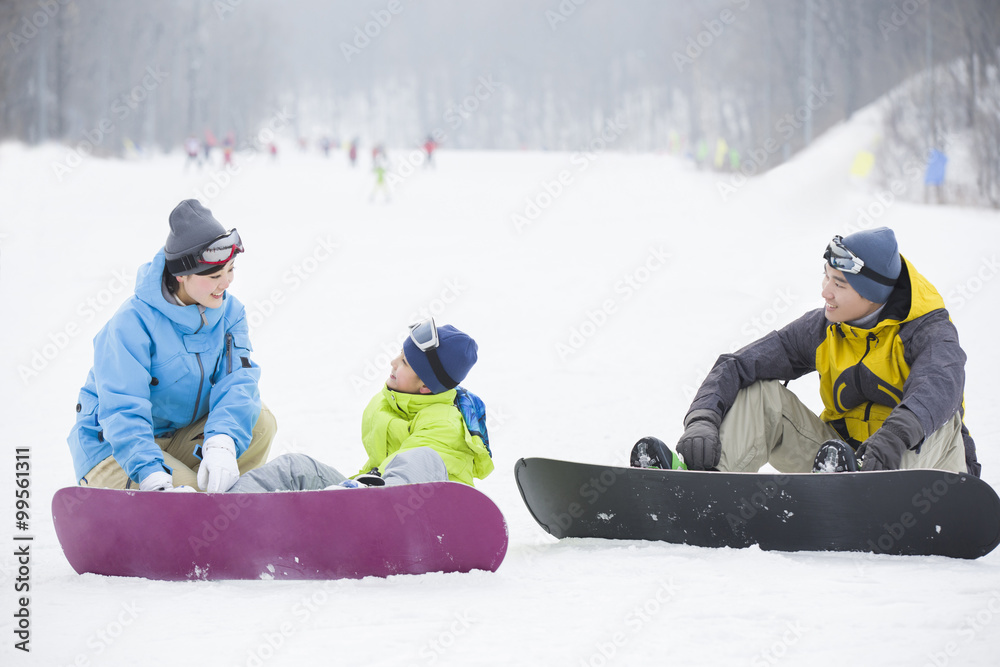 年轻父母教儿子滑雪