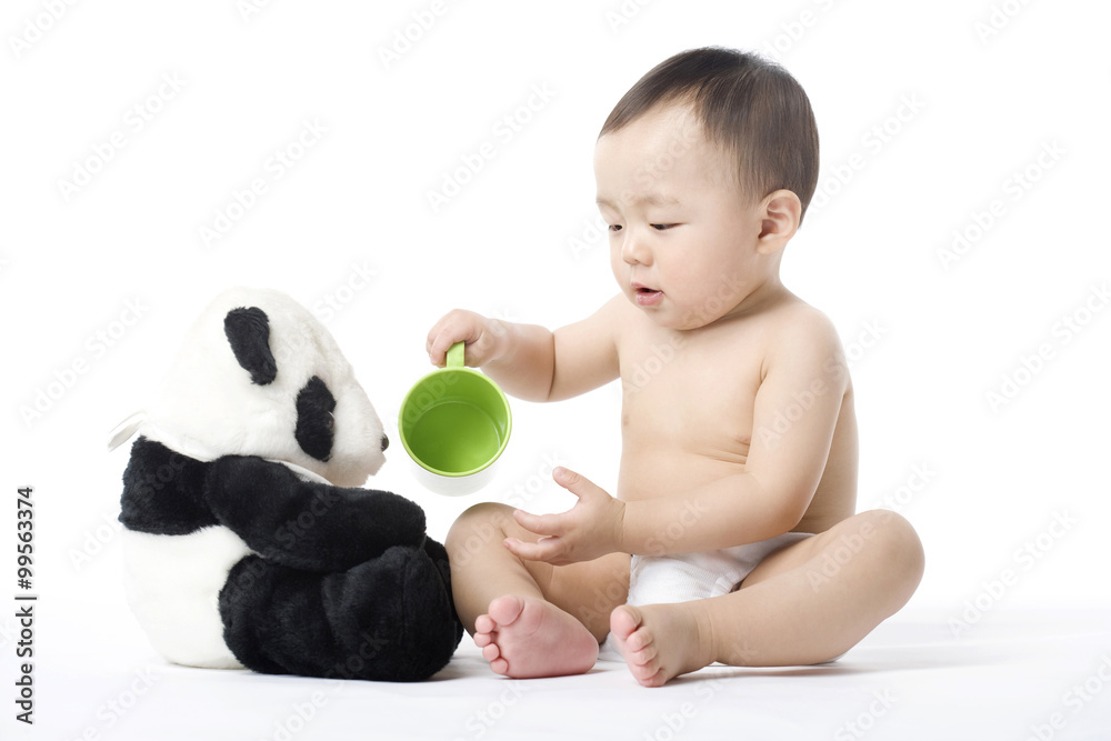 带熊猫和杯子的婴儿