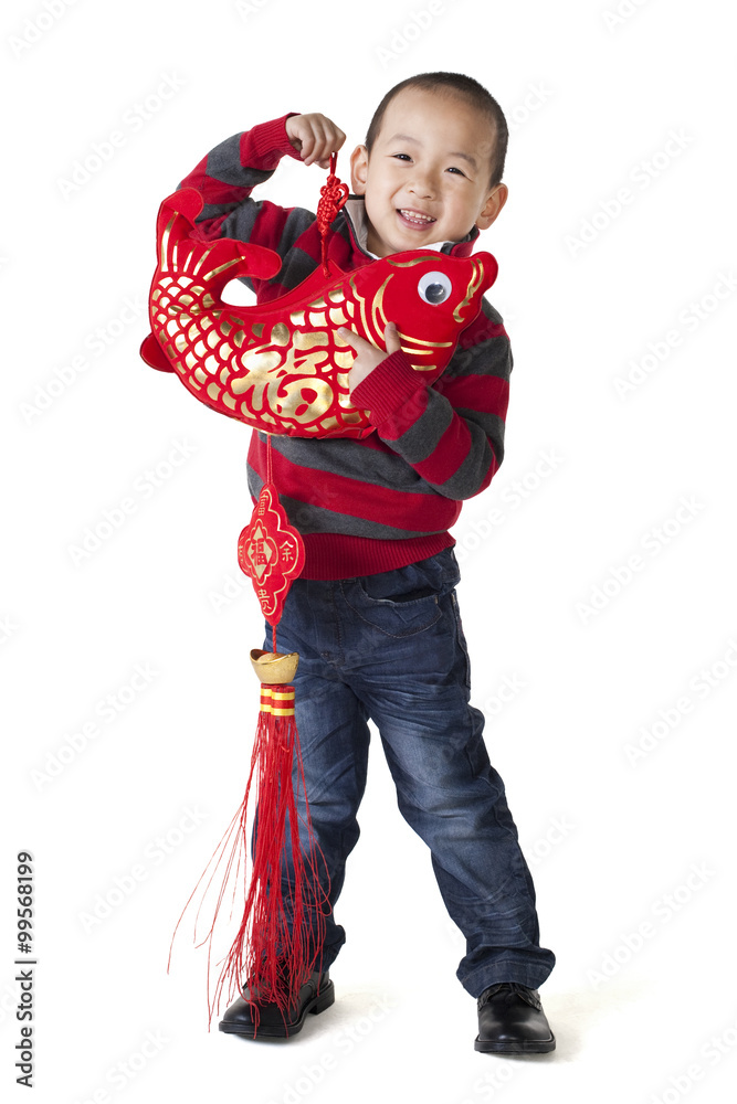 可爱的中国男孩抱着中国鱼