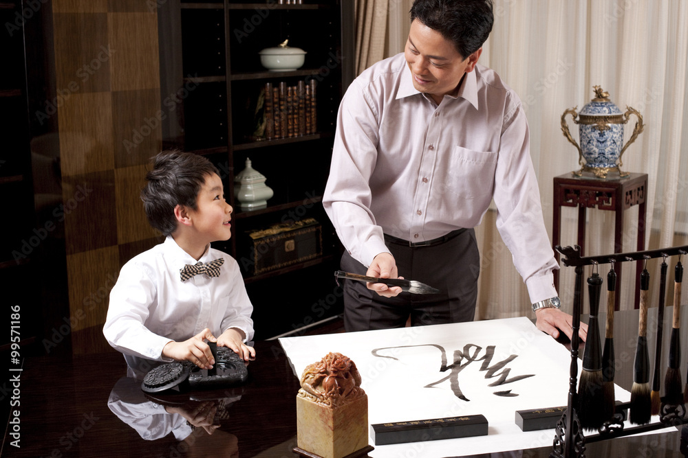 爷爷和孙子练习中国书法